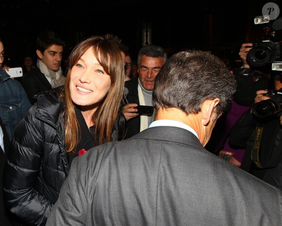 La chanteuse Carla Bruni a été accompagnée à son concert new-yorkais, donné sur la scène de The Town Hall, par son mari Nicolas Sarkozy et le fils de celui-ci, Louis Sarkozy, le 24 avril 2014.
 