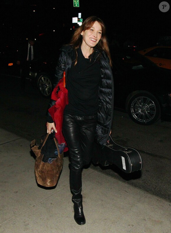 Carla Bruni a été accompagnée à son concert new-yorkais, donné sur la scène de The Town Hall, par son mari Nicolas Sarkozy et le fils de celui-ci, Louis Sarkozy, le 24 avril 2014.
 