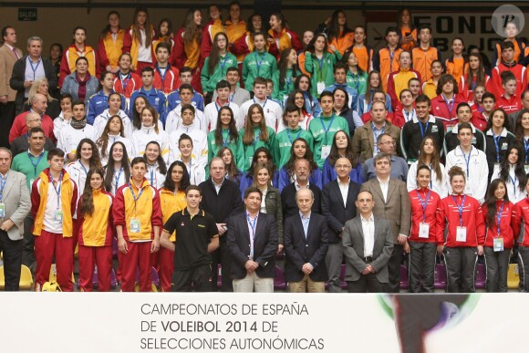Letizia d'Espagne posant lors d'une photo de groupe à Valladolid le 24 avril 2014 au cours de la première journée des championnats scolaires de volley-ball.