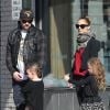 Joel Madden, Nicole Richie et leurs deux enfants Sparrow et Harlow, à Glendale le 30 novembre 2013.