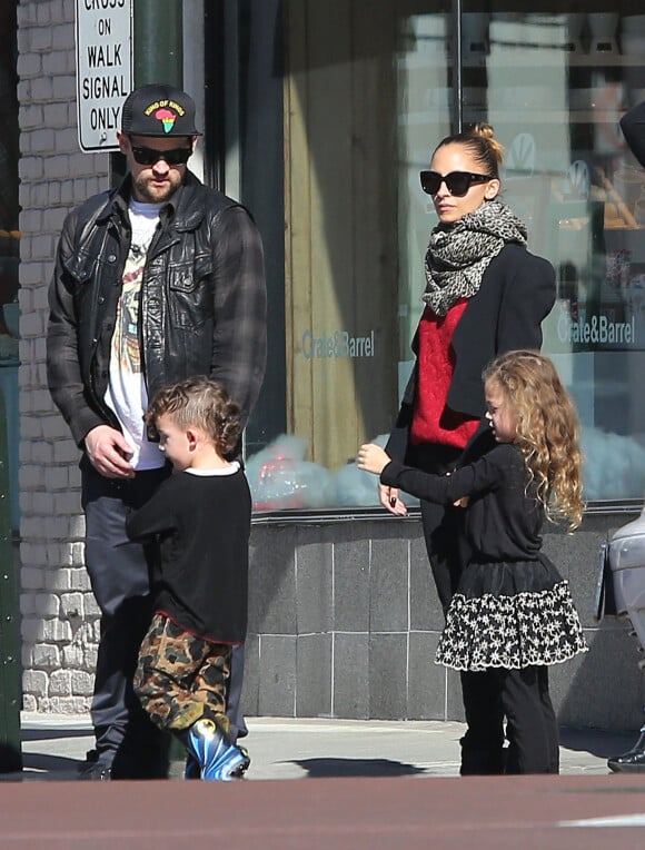 Joel Madden, Nicole Richie et leurs deux enfants Sparrow et Harlow, à Glendale le 30 novembre 2013.