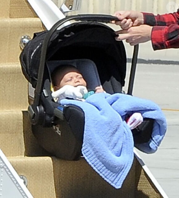 Apollo, 2 mois, part en séjour à Las Vegas avec ses parents Gwen Stefani et Gavin Rossdale, et ses grands frères Kingston et Zuma. Van Nuys, le 26 avril 2014.