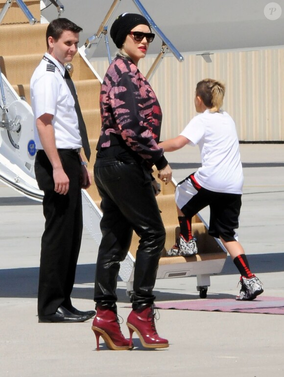 Gwen Stefani et son fils Kingston embarquent dans un jet privé à l'aéroport de Van Nuys, à destination de Las Vegas. Le 26 avril 2014.