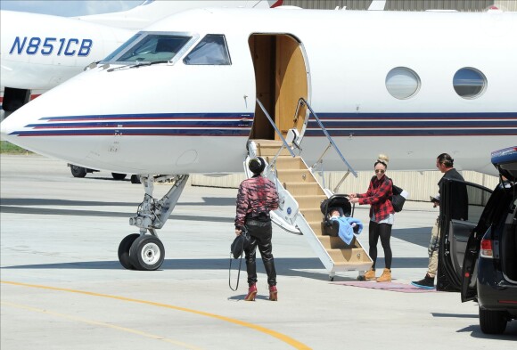 Gwen Stefani et son petit dernier Apollo, prêts à l'embarquement à l'aéroport de Van Nuys, à destination de Las Vegas. Le 26 avril 2014.