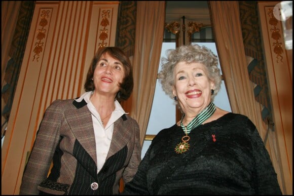 Micheline Dax recevant les insignes de commandeur dans l'Ordre des arts et des lettres, avec la ministre de la Culture Christine Albanel, à Paris le 26 février 2008