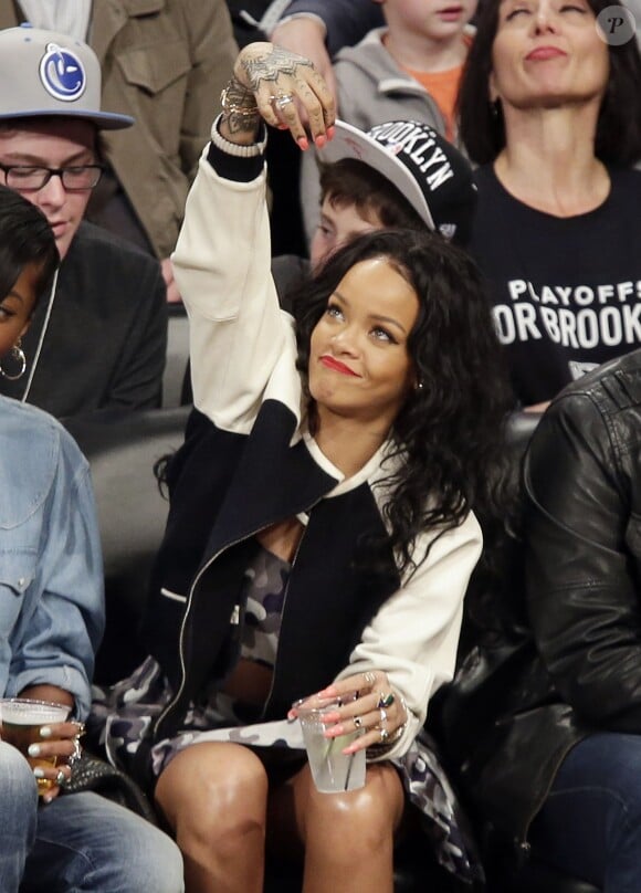 Rihanna avec sa meilleure amie Melissa Forde lors du match de basket entre les Brooklyn Nets et les Toronto Raptors à Brooklyn, le 27 avril 2014.