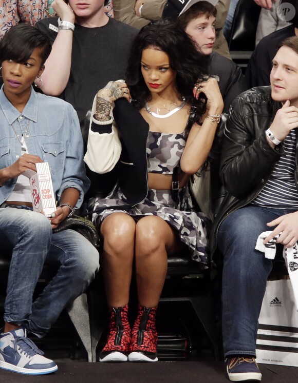 Rihanna assiste avec sa meilleure amie au match de basket entre les Brooklyn Nets et les Toronto Raptors à Brooklyn, le 27 avril 2014.