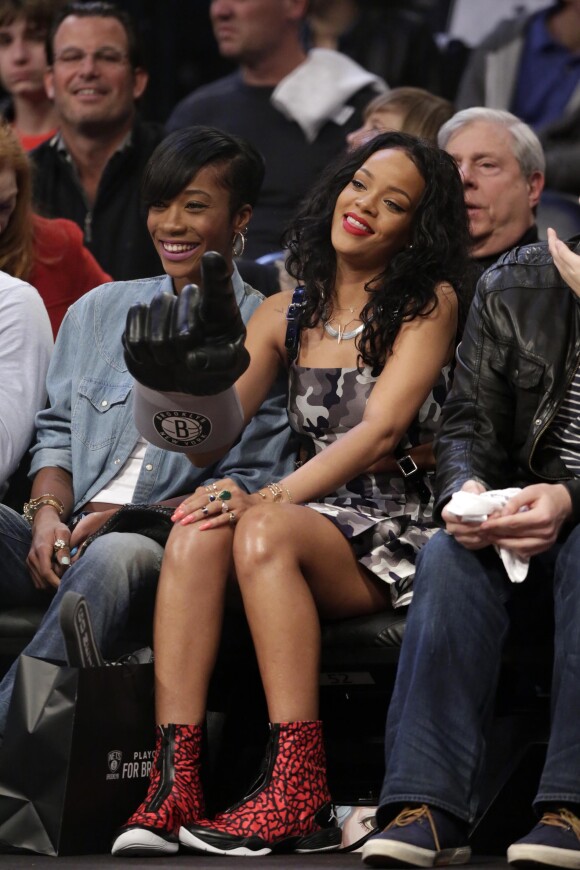 Rihanna assiste à un match de basket entre les Brooklyn Nets et les Toronto Raptors à Brooklyn, le 27 avril 2014.