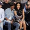 Rihanna avec sa meilleure amie Melissa Forde assistent au match entre les Brooklyn Nets et les Toronto Raptors à Brooklyn, le 27 avril 2014.