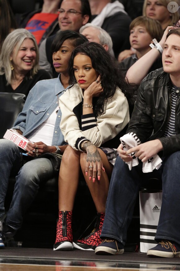 Rihanna avec sa meilleure amie Melissa Forde assistent au match entre les Brooklyn Nets et les Toronto Raptors à Brooklyn, le 27 avril 2014.