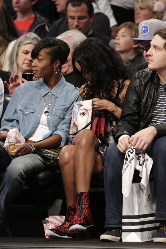 Rihanna avec sa meilleure amie Melissa Forde assistent au match entre les Brooklyn Nets et les Toronto Raptors à Brooklyn, le 27 avril 2014.