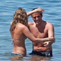 Sam Claflin, beau gosse de Hunger Games: Grassouillet à la plage avec sa femme