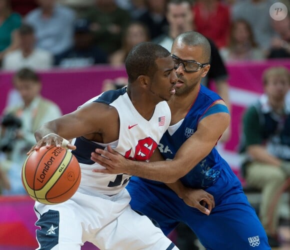 Chris Paul face à Tony Parker à l'Olympic Park Basketball Arena de Londres le 29 juillet 2012