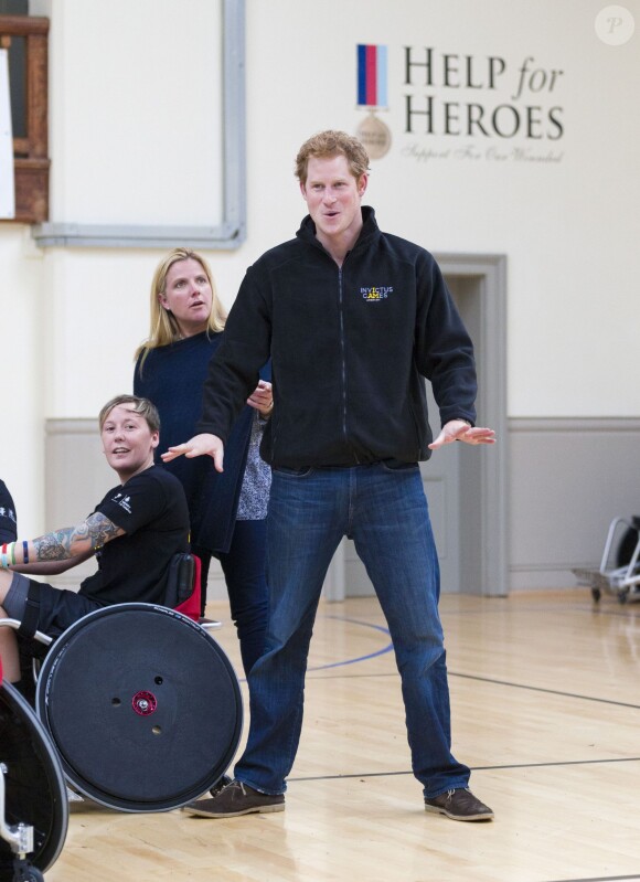 Le prince Harry en visite aux blessés de guerre s'entraînant pour les Invictus Games, le 29 avril 2014, à la Tedworth House.