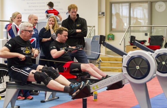 Le prince Harry en visite aux blessés de guerre s'entraînant pour les Invictus Games, le 29 avril 2014, à la Tedworth House.