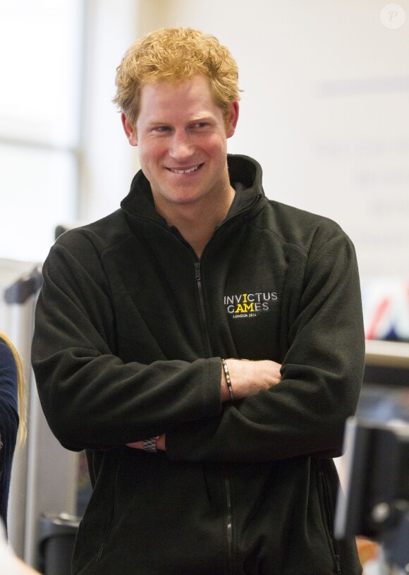 Le prince Harry en visite aux blessés de guerre s'entraînant pour les Invictus Games, le 29 avril 2014, à la Tedworth House.