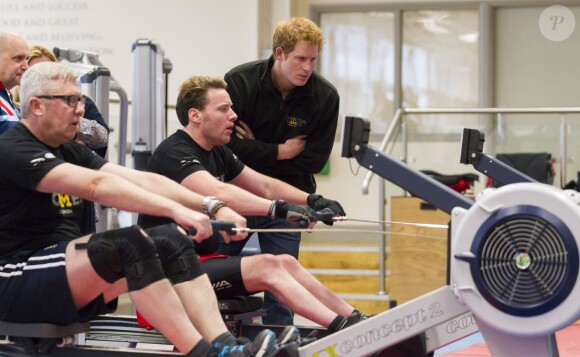 Le prince Harry en visite aux blessés de guerre s'entraînant pour les Invictus Games, le 29 avril 2014, à la Tedworth House.