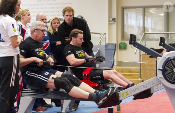 Le prince Harry en visite aux blessés de guerre s'entraînant pour les Invictus Games, le 29 avril 2014, à la Tedworth House.