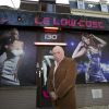 Dodo la Saumure pose devant son bar "Le Low Cosc" à Tournai, le 20 février 2014.