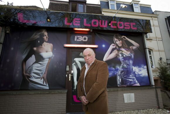 Dodo la Saumure pose devant son bar "Le Low Cosc" à Tournai, le 20 février 2014.