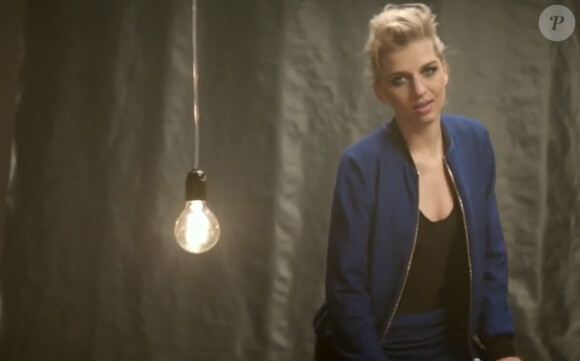 Amandine Bourgeois dans son nouveau clip "Ma Gueule", reprise de Johnny Hallyday, dévoilé le 30 avril 2014.