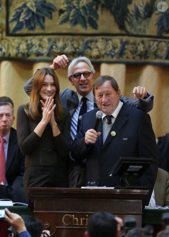 Carla Bruni-Sarkozy et Guy Roux lors de la 152e vente aux enchères des Vins des Hospices de Beaune au profit de la fondation Carla Bruni-Sarkozy et de la fondation Idee, à Beaune le 18 novembre 2012.