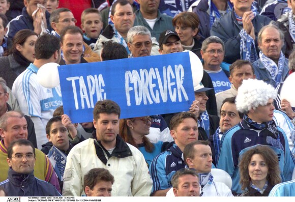 Des banderoles dans les travées du Vélodrome en 2001 pour le retour de Bernard Tapie de l'OM.
