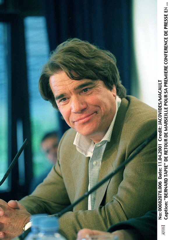 Bernard Tapie lors de sa première conférence de presse après son retour à l'OM, en 2001