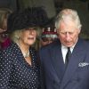 Camilla Parker Bowles en larmes et soutenue par son mari le prince Charles aux obsèques de son frère Mark Shand, à Stourpaine dans le Dorset (Angleterre) le 1er mai 2014. Fervent amoureux de la nature et des éléphants, fondateur de The Elephant Family, Mark Shand est mort à 62 ans le 23 avril 2014, victime d'une mauvaise chute à New York.