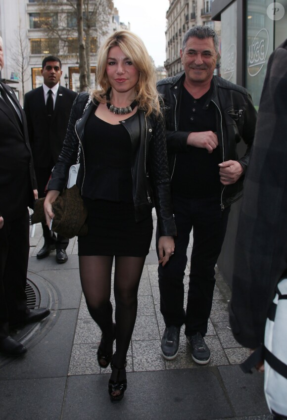 Jean-Marie Bigard et sa femme Lola sur les Champs-Elysées à Paris le 31 mars 2014.