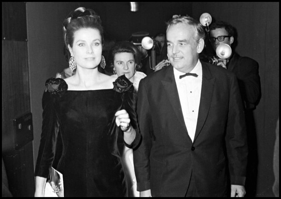 Le prince Rainier de Monaco et Grace, lors de l'avant-première du film Grand Prix à Paris en 1967