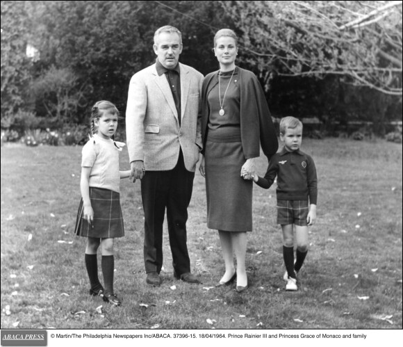Photo de famille du prince Rainier et Grace de Monaco en 1964