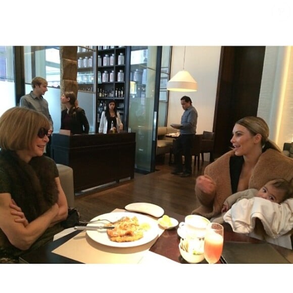 La petite North en pleine réunion avec ses parents chez Vogue en préparation du numéro d'avril 2014.