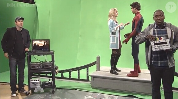Chris Martin embrasse Andrew Garfield en Spider-Man sous les yeux de sa petite amie Emma Stone, dans le Saturday Night Live, samedi 3 mai 2014.