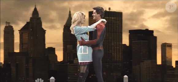 Chris Martin embrasse Andrew Garfield en tenue de Spider-Man sous les yeux d'Emma Stone, dans le Saturday Night Live, samedi 3 mai 2014.