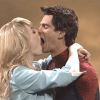 Chris Martin embrasse Andrew Garfield en Spider-Man sous les yeux d'Emma Stone, dans le Saturday Night Live, samedi 3 mai 2014.