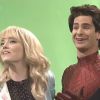 Chris Martin embrasse Andrew Garfield en Spider-Man sous les yeux d'Emma Stone, dans le Saturday Night Live, samedi 3 mai 2014.