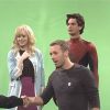 Chris Martin embrasse Andrew Garfield sous les yeux d'Emma Stone, dans le Saturday Night Live, samedi 3 mai 2014.
