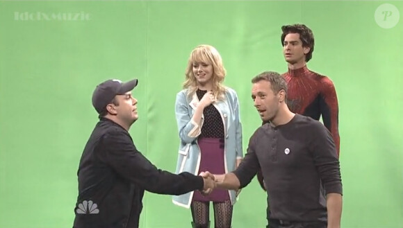 Chris Martin embrasse Andrew Garfield sous les yeux d'Emma Stone, dans le Saturday Night Live, samedi 3 mai 2014.