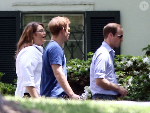 A la veille du mariage de leur ami Guy Pelly, le prince William et le prince Harry, avec les autres invités de la noce, ont visité Graceland, à Memphis le 2 mai 2014.