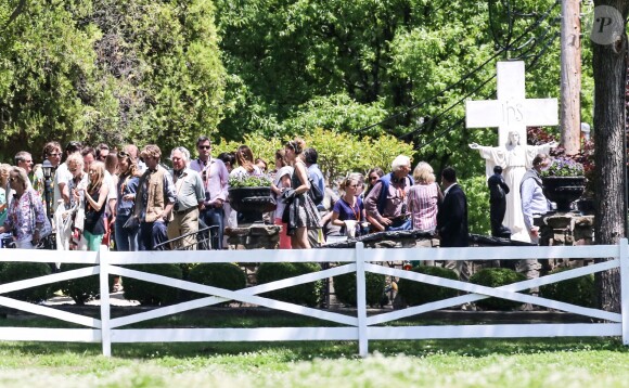 A la veille du mariage de leur ami Guy Pelly, le prince William et le prince Harry, avec les autres invités de la noce, ont visité Graceland, à Memphis le 2 mai 2014.