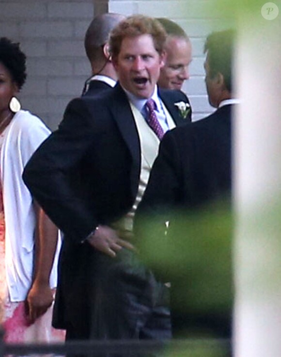 Le prince Harry a un coup de fatigue au mariage de son ami Guy Pelly avec Elizabeth Wilson, le 3 mai 2014 au Hunt and Polo Club de Memphis