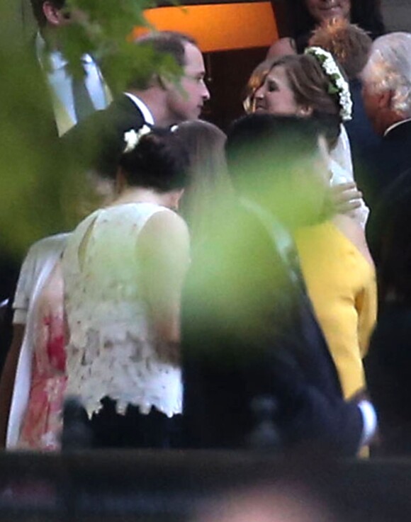 Le prince William félicitant Elizabeth Wilson lors de son mariage avec son ami Guy Pelly, le 3 mai 2014 à Memphis, aux Etats-Unis.