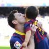 Le footballeur Lionel Messi avec sa compagne Antonella Roccuzzo et leur fils Thiago dans le stade du FC Barcelone avant le coup d'envoi du match contre Getafe à Barcelone en Espagne le 3 mai 2014, jour de la fête des Mères. 