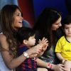 Antonella Roccuzzo, compagne de Lionel Messi, est venu l'applaudir avec leur fils Thiago au Camp Nou à Barcelone en Espagne le 3 mai 2014, jour de la fête des Mères, pour son match contre Getafe. 