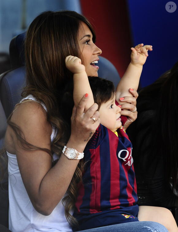 Antonella, compagne de Lionel Messi, est venu l'applaudir avec leur fils Thiago au Camp Nou à Barcelone en Espagne le 3 mai 2014, jour de la fête des Mères, pour son match contre Getafe. 