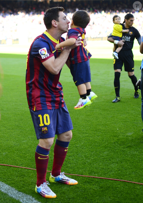 Lionel Messi embrasse son fils Thiago dans le stade du FC Barcelone avant le coup d'envoi du match contre Getafe à Barcelone en Espagne le 3 mai 2014, jour de la fête des Mères. 
