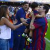 Lionel Messi avec sa compagne Antonella Roccuzzo et leur fils Thiago dans le stade du FC Barcelone avant le coup d'envoi du match contre Getafe à Barcelone en Espagne le 3 mai 2014, jour de la fête des Mères. 