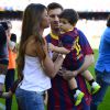 Lionel Messi avec sa compagne Antonella Roccuzzo et leur fils Thiago dans le stade du FC Barcelone avant le coup d'envoi du match contre Getafe à Barcelone en Espagne le 3 mai 2014, jour de la fête des Mères.