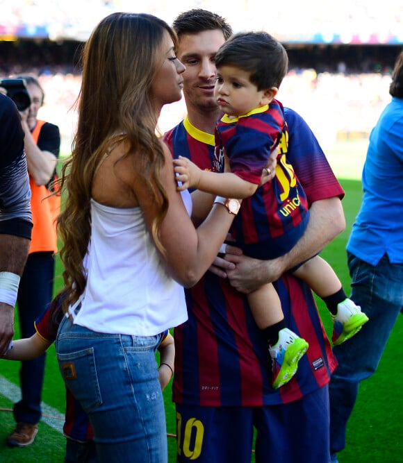 Lionel Messi avec sa compagne Antonella Roccuzzo et leur fils Thiago dans le stade du FC Barcelone avant le coup d'envoi du match contre Getafe à Barcelone en Espagne le 3 mai 2014, jour de la fête des Mères. 
